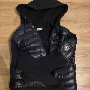 Moncler Cardigan - Snygg cardigan från Moncler, kan ha på sig den året runt