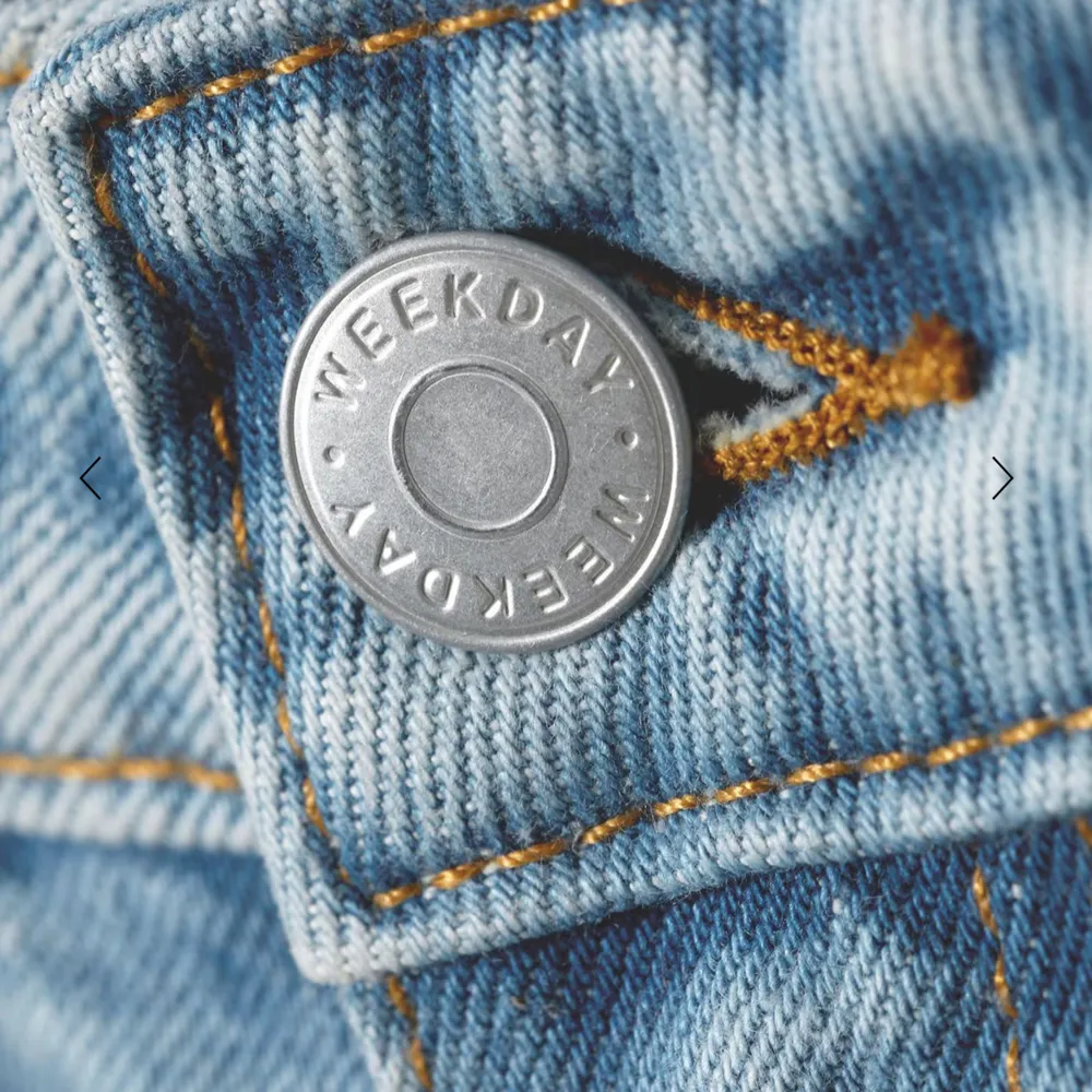Snygga lågmidjade ljusblå jeans från Weekday med en klassisk design. De har en rak passform och är i storlek W 27 L 30. Passar mig som är 165cm kan nog passa längre eller kortare personer också!💓har knappt använt dessa. på hemsidan heter de arrow low waist regular straight💓 . Farkut & Housut.