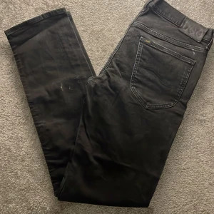 Lee jeans  - Tja säljer ett par snygga Lee jeans i färgen svart. Skick, hyfsat bra några defekter men inga större defekter. Storlek W32 L34. Hör av er vid minsta lilla fråga eller fundering:) 