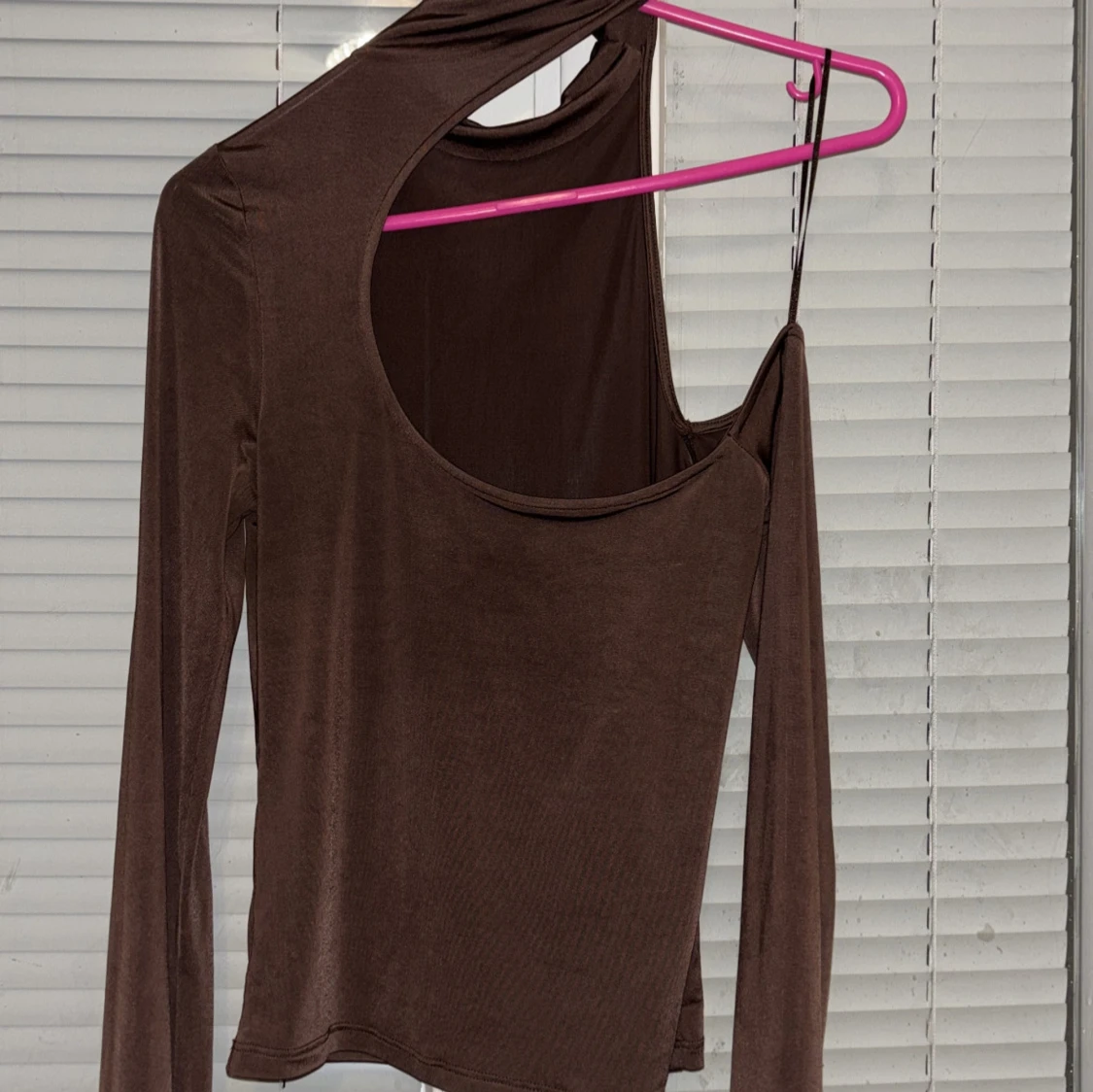 Brun oneshoulder topp - 1