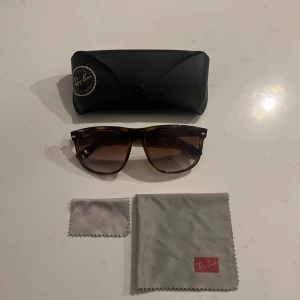 Ray ban boyfriend  - Säljer ett par helt nya och aldrig använda Ray Ban boyfriens solglasögon. Köpte dem men ångrade mig.  Nypris på Ray Bans hemsida är 1900 kr.  