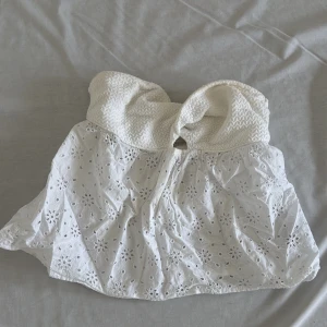Vit topp med broderade blommor - Vit topp från ginatricot i storlek xs köpt för länge sedan men säljer den för 50kr🌴🏝️👙