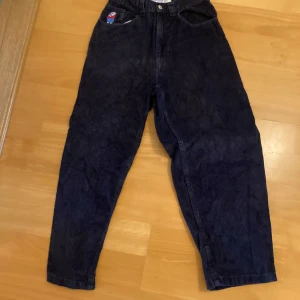 blå manchesterbyxor från Big Boy - Snygga svarta manchesterbyxor från Big Boy i storlek XS. Byxorna har en cool broderad detalj på fickan och en klassisk passform. Perfekta för en avslappnad stil med en twist. I fint använt skick utan skador eller hål