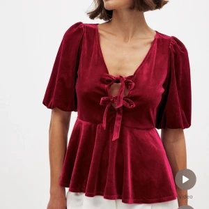 Vinröd NAKD-topp - Väldigt bra skick. Använd 1 gång 