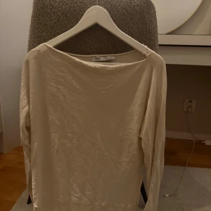 Beige långärmad topp från Zara - Så söt långärmad tröja som går att ha som offshoulder!