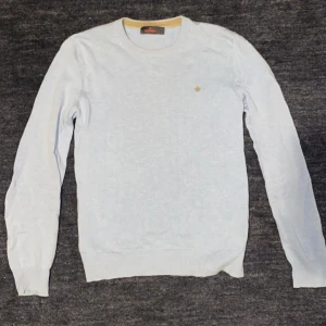 Morris tröja - Säljer nu min snygga ljusblåa Morris tröja i merinoull. Tröjan är i bra skick och sann i storleken, S. Nypris ligger på ca 1500 kr men jag säljer tröjan för endast 349 kr. Priset kan diskuteras!