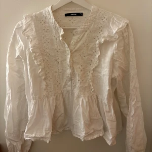 Bikbok blus  - Säljer denna blusen från Bikbok pågrund av att den inte används längre💕