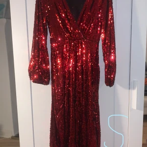 Paljett klänning - MÖTS UPP I STOCKHOLM/SÖDERMALM, FRAKTAR INTE den är ner till golvet och är från  shein