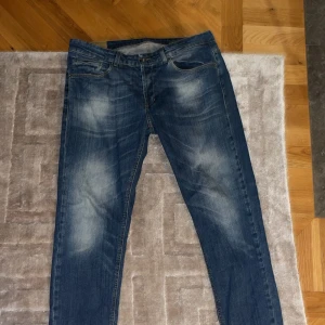 Dondup George  - Säljer dessa dondup jeans i modellen George de är i bra skick. De är riktigt feta om ja får säga de själv. Skriv om ni har några frågor eller annat☺️