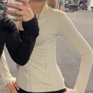 Lululemon define jacket!!! - ‼️SÄLJER ELLER BYTER‼️Lululemon define jacket i storlek 4 och färgen bone! Materialet är luon! Jätte skön och fin men bestämde mig för att sälja denna då jag inte använder den ofta! 