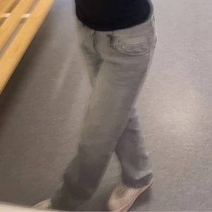 Lågmidjade jeans - Gråa lågmidjade raka jeans. Säljer då jag växt ur dom.