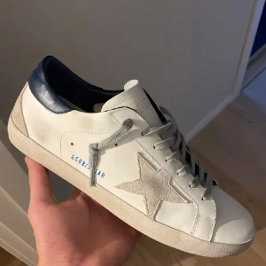 Vit blåa golden goose - Snygg modell från golden goose, storlek 44. Tar byten☝️☝️Box, lappar och äkthets bevis finns!