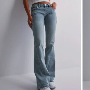 True religon jeans  - Säljer mina true religon jeans då dom var för långa har använt dom 1 gång. Snygga blå bootcut jeans med låg midja och klassisk femficksdesign. Perfekta för en avslappnad stil med en touch av retro. Passar bra med sneakers eller klackar för en trendig look. 