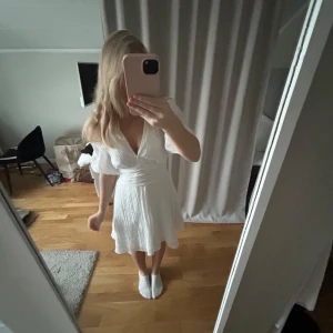 Vit klänning från Gina Tricot - Klänning från Gina Tricot med v-ringning och knytning i ryggen. Perfekt för skolavslutning eller midsommar 🤩🌸