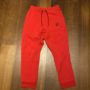Röda mjukisbyxor från Nike - Feta nike tech byxor med nypris på 899