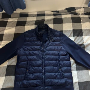 Polo Ralph Lauren cardigan - Säljer en snygg mörkblå cardigan från polo ralph lauren som man kan säga ör ny utsn etikett finns inte dne minsta flaw på den o de ser man på bilderna runt 3000 ny mitt pris 1850 o kan gå ner i pris vid smidig affär 👌🎉