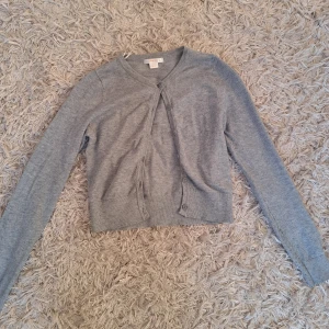 kofta - En jätte fin kofta från gina tricot. Skriv för fler bilder. Storlek 146/152