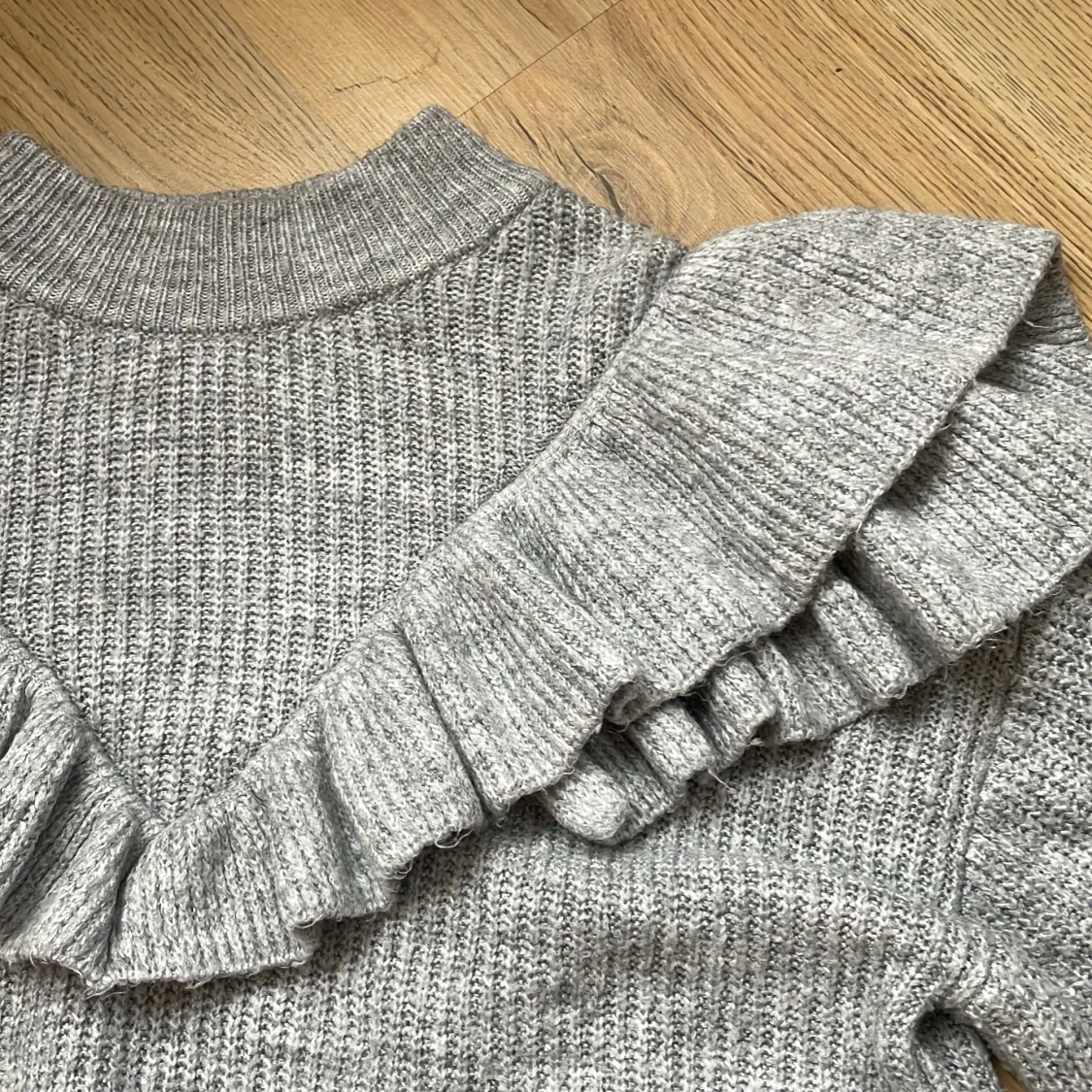 Grå stickad tröja från Gina Tricot - 2