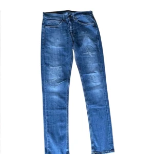Dondup George jeans - Säljer dessa otroligt stilrena Dondup George jeansen i storlek W31! Skick 9/10. Midjemått: 37 cm, lår: 26 cm, längd: 102 cm, innerbenslängd: 77 cm, bredd vid fot: 16 cm. Skriv för fler funderingar eller frågor!