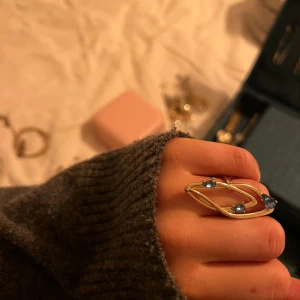 Guldig ring från ioaku - Jättefin ring från ioaku, bara använt i någon månad och säljer för jag nu bytt till silversmycken. Bra skick