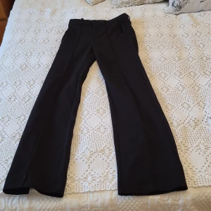 Svarta kostymbyxor, barn strl 152, Kappahl - Snygga svarta kostymbyxor med en klassisk bootcut-stil. 