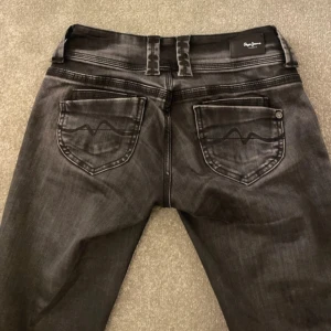 Svarta pepe jeans  - Jättesnygga pepe jeans storlek 27/32