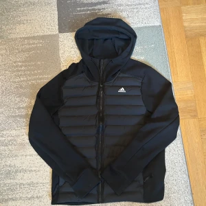 Adidas hybrid Kofta - Säljer en Adidas hybrid Kofta som är i mycket bra skick. Perfekt för den kommande våran då den har en stilren och vardaglig stil.