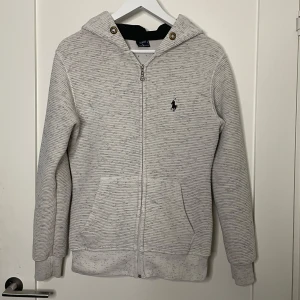 Ralph Lauren hoodie  - Säljer nu denna feta Ralph lauren hoodie som är riktigt varm och skön nu i vinter ! Bara att skriva vid frågor 