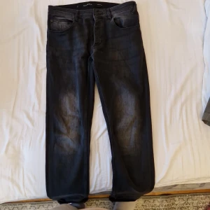 Svarta jeans från Gabba - Säljer ett par snygga svarta jeans från Gabba i bra skick. De har en klassisk femficksdesign och en knappgylf. Perfekta för både vardag och fest! 🖤