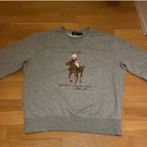 Ralp Lauren  - Säljer denna tröja från Ralph Lauren, den är storlek L slim fit så nästan storlek M