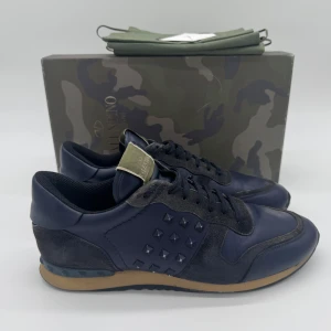 VALENTINO ROCKRUNNERS - - Valentino Rockrunners- Skick: 8,5/10 - Tillbehör: Enbart skor - Storlek 45 - Nypris ca 7500kr // DeluxeCloset