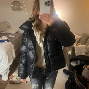 svart pufferjacka - snygg svart pufferjacka från nly trend 💕storlek 38 men passar bästa xs-s