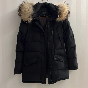 Hollies jacka  - Köpt från Thernlunds för 4495kr! ÄKTA PÄLS!!!