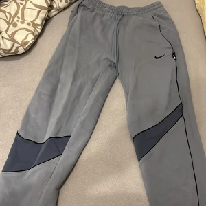 Rare nike tracksuit - Selling my nike tracksuit i have worn it a few times but the condition is a 9/10 the fit is s/m