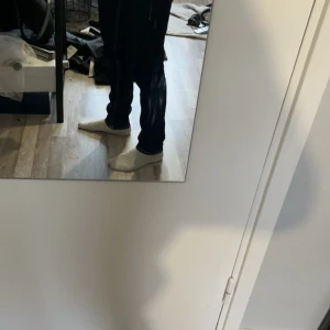 Dondup George W30 - Hej! Säljer mina i princip nya dondup george jeans endast använda en skoldag, dom är som sagt W30 och jag på bilden är 175 så skulle säga att de passar längden mellan 170-182. Hör av er vid frågor och pris kan diskuteras!