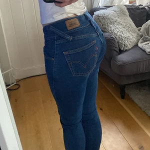 Blå lågmidjade Levis 501 jeans - Säljer ett par klassiska blå Levis 501 jeans i jätte fint skick. De har en låg midja och en straight passform. Säljer dom för att dom är för långa och lite för stora i midjan för mig och jag är 165!💕står inte storlek men jag har w26 L32 och skulle säga att dom här Levis jeansen är w27/28 L34.😊
