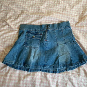 Kjol - Lågmidjad kjol med söta fickor. Finns inga bilder på då den är för stor! Midjemått rakt över: 42 cm. Nedifrån och upp: 34 cm