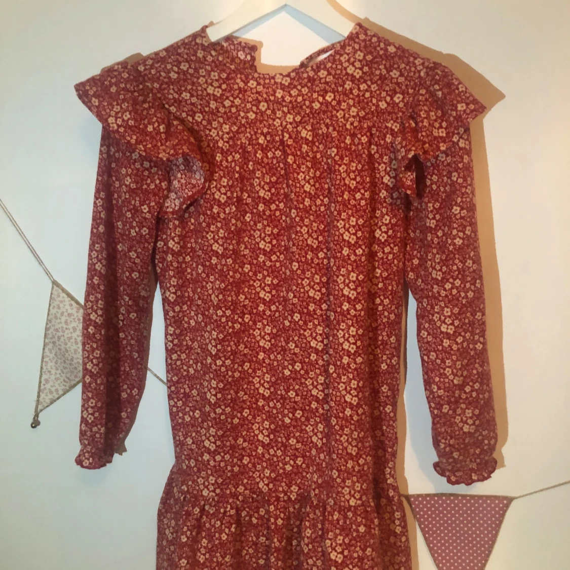 Röd blommig klänning med volangdetaljer - 93