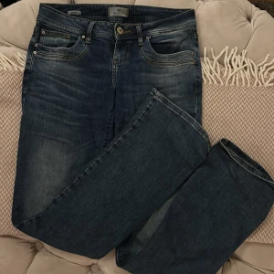 Blå jeans från LTB - Snygga blå jeans från LTB med klassisk femficksdesign och knappgylf. Pris kan diskuteras