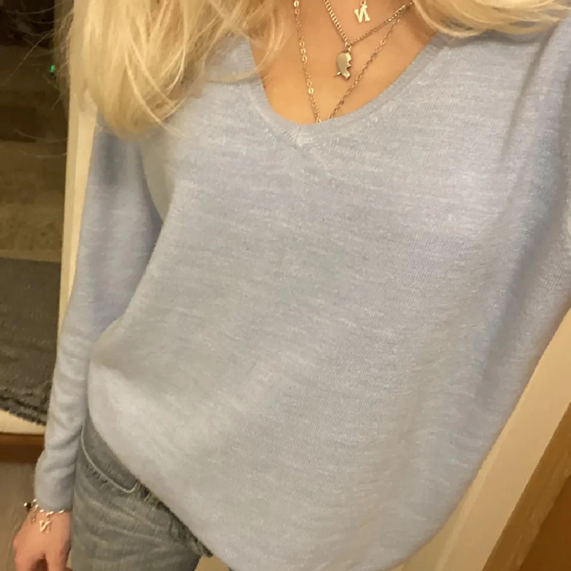 Ljusblå tröja med v-ringning - 90