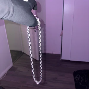 Silverfärgat halsband med tvinnad design - Snyggt silverfärgat halsband med en tvinnad design som ger en stilren och modern look. Perfekt för att lyfta vilken outfit som helst. Halsbandet är robust och har en fin glans.