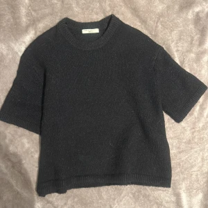 Svart stickad tröja från Gina Tricot - Säljer en stilren svart stickad tröja från Gina Tricot i premiumkvalitet. Tröjan har korta ärmar och en rund halsringning, perfekt för lager-på-lager eller som den är. Ett mångsidigt plagg för garderoben! Priset kan diskuteras!!💕💕