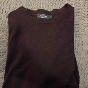 Vinröd tröja från Dressmann - Säljer en stilren vinröd tröja från Dressmann i Supima bomull. Tröjan har en klassisk rund hals och långa ärmar, perfekt för en avslappnad men ändå välklädd look. Nyskick, använd 1 gång. Köpt för 500kr