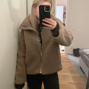 Brun teddyjacka  - Mysig brun teddyjacka från sinsay. Den är i storlek xxs men passar mig som är 162 och oftast bär xs/s!💕
