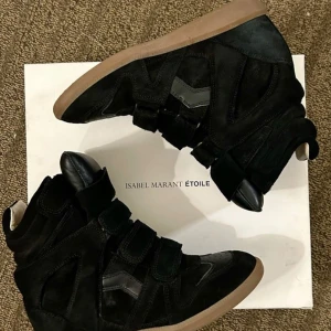 Svarta sneakers från Isabel Marant - SÖKER!! Jag söker svarta Isabel Marant skor i storlek 37. Om du är intresserad av att sälja dina Isbale Marant så hör av dig gärna! Jag köper för max 2700kr. 