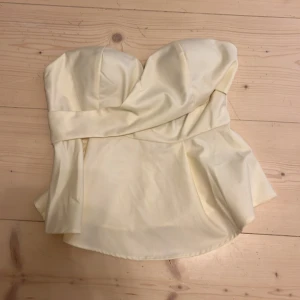 Vit axelbandslös topp - Ny skick as söt!!