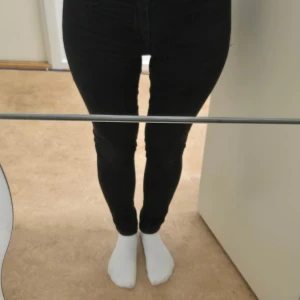 Svarta jeans från H&M Divided - Snygga svarta jeans från H&M Divided i storlek 36. De har en tight passform med normalhög midja.