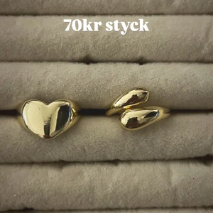Ringar  - Säljer justerbara smycken i rostfritt stål , alla är helt nya. Stora ringar 99kr st. Små ringar 89kr st. Halsband 99kr st. Armband 89kr st. Örhängen 99kr. Vid köp av fler saker får du rabatt ❤️ skriv till mig innan du köper för att vara säker på att smycket inte är sålt!😀Priserna på bilden stämmer därmed inte längre 
