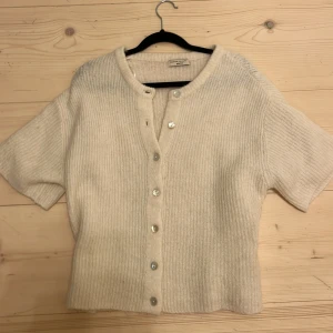 Vit ribbad kofta med knappar - Från Gina tricot!!