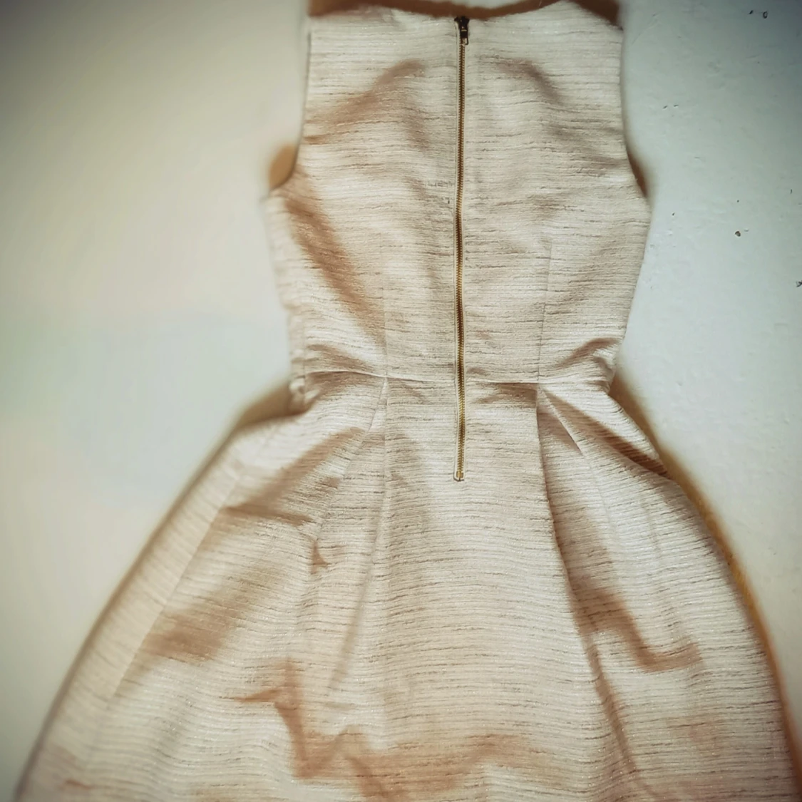 Beige ärmlös klänning med dragkedja - 1